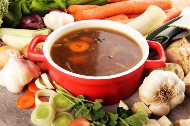 Sığır eti, patates, havuç, soğan, baharat, yeşil bezelye. 