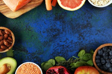 Sağlıklı gıda temiz yeme seçimi: balık, meyve, sebze, cer