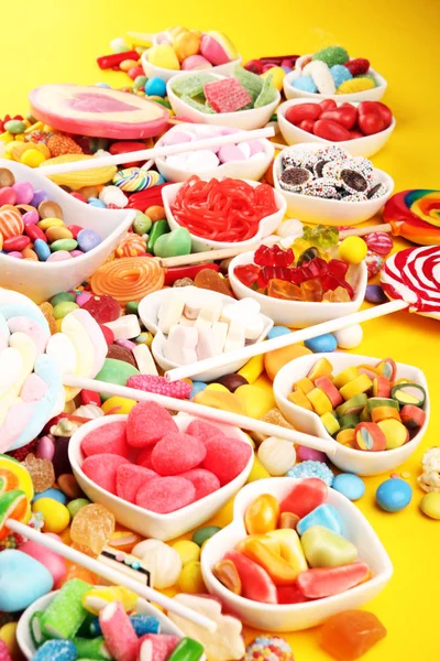 Конфеты с желе и сахаром. красочный массив различных детей — стоковое фото