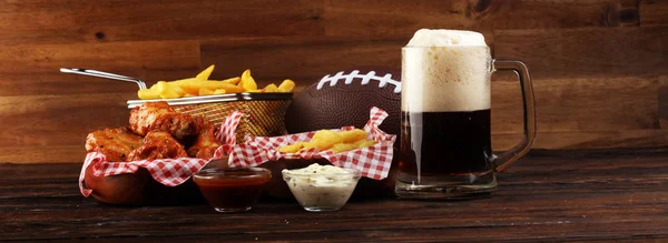 Chicken Wings, Pommes und Zwiebelringe für den Fußball auf einem Tisch. gr — Stockfoto