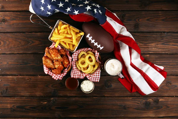 Las alas de gallina, las patatas fritas y los aros de cebolla para el fútbol sobre la mesa. Gr. — Foto de Stock