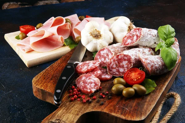 Bandeja de comida com delicioso salame, pedaços de presunto cru fatiado — Fotografia de Stock