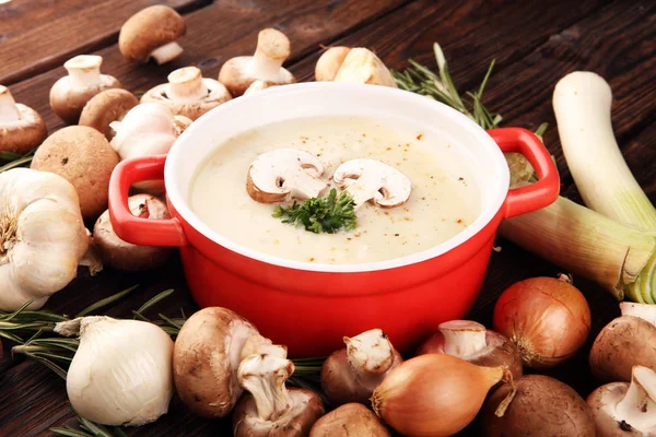 Fresh delicious mushroom soup with fresh and healthy champignons — Stock Image Fresh delicious mushroom soup with fresh and healthy champignons Royalty Free Stock Images