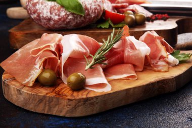 Lezzetli salamlı yemek tepsisi, dilimlenmiş prosciutto cru