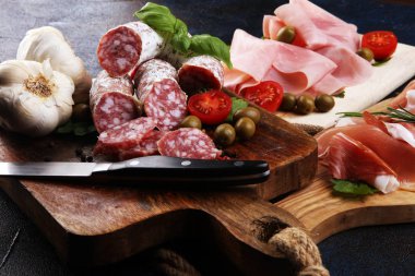 Lezzetli salamlı yemek tepsisi, dilimlenmiş prosciutto cru