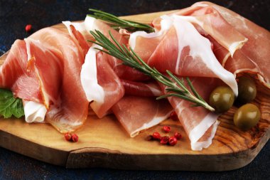 İtalyan jambonu ve biberiyeli jambon. Çiğ jambon.