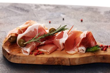 İtalyan jambonu ve biberiyeli jambon. Çiğ jambon.