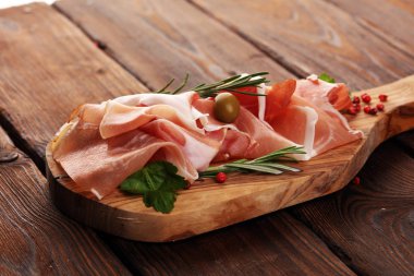 İtalyan jambonu ve biberiyeli jambon. Çiğ jambon.