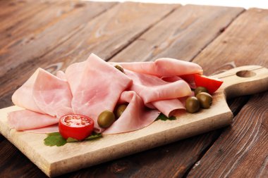 Ahşap arka planda dilimlenmiş jambon. Taze prosciutto cotto. Lezzetli P