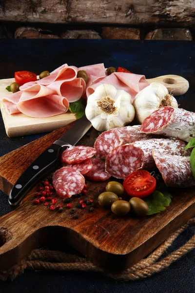 Bandeja de comida com delicioso salame, pedaços de presunto cru fatiado — Fotografia de Stock