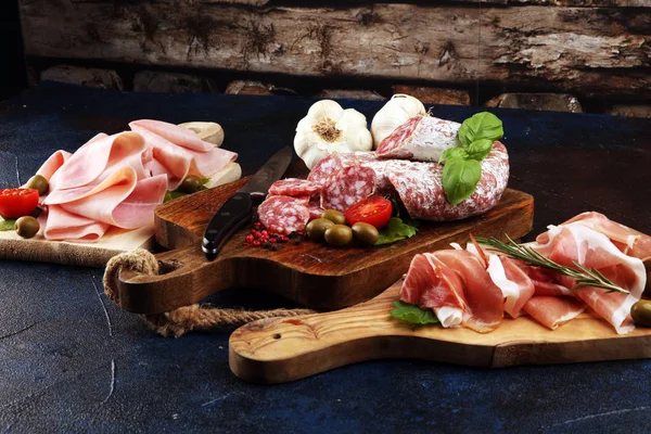 Futtertablett mit köstlicher Salami, geschnittenen Schinken-Cru-Stücken — Stockfoto