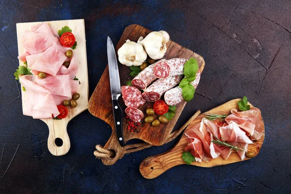 Vassoio con deliziosi salumi, pezzi di prosciutto crudo affettato — Foto Stock