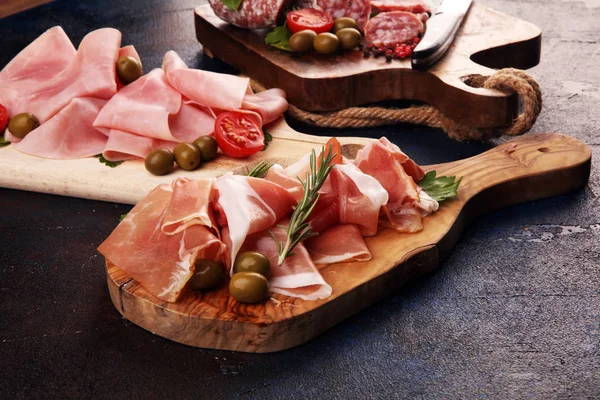 Food tray with delicious salami, pieces of sliced prosciutto cru — Stock Photo, Image