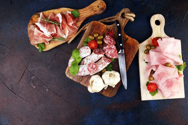 Futtertablett mit köstlicher Salami, geschnittenen Schinken-Cru-Stücken — Stockfoto