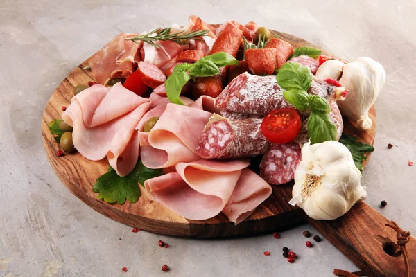 Taca z pysznym salami, kawałki pokrojonego prosciutto cru — Zdjęcie stockowe