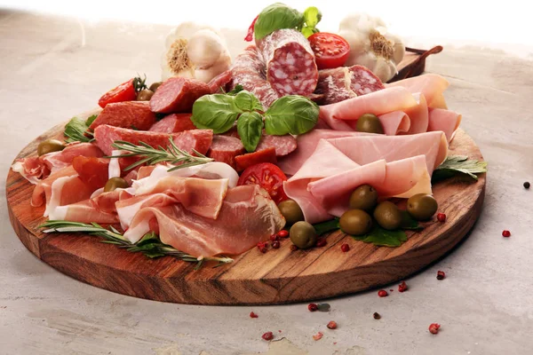 Bandeja de comida com delicioso salame, pedaços de presunto cru fatiado — Fotografia de Stock