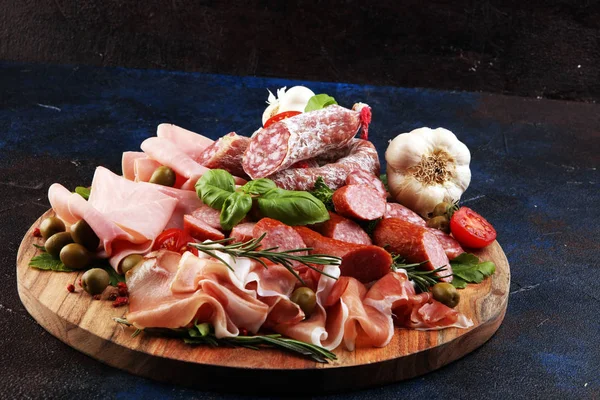 Bandeja de comida com delicioso salame, pedaços de presunto cru fatiado — Fotografia de Stock