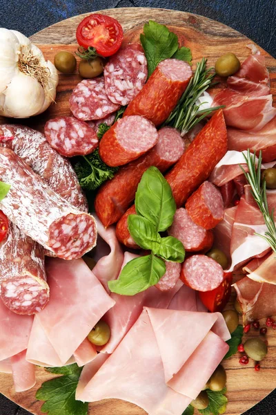 Bandeja de comida com delicioso salame, pedaços de presunto cru fatiado — Fotografia de Stock