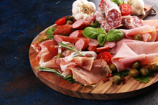 Futtertablett mit köstlicher Salami, geschnittenen Schinken-Cru-Stücken — Stockfoto