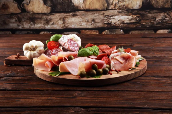 Vassoio con deliziosi salumi, pezzi di prosciutto crudo affettato — Foto Stock