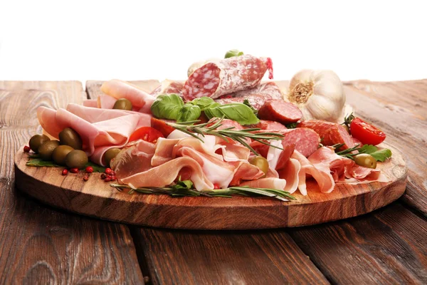 Eetbakje met heerlijke salami, stukjes gesneden prosciutto cru — Stockfoto