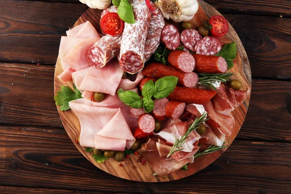 Bandeja de comida com delicioso salame, pedaços de presunto cru fatiado — Fotografia de Stock