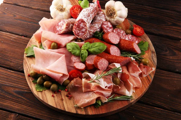 Bandeja de comida com delicioso salame, pedaços de presunto cru fatiado — Fotografia de Stock