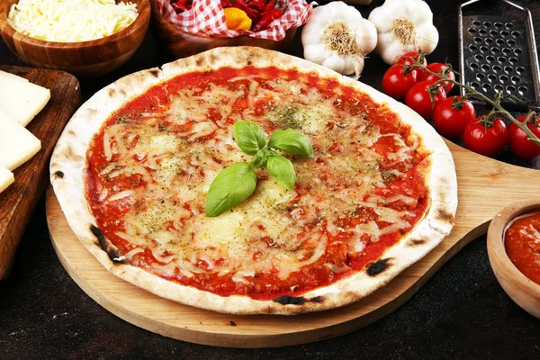 Піца з помідорами, сир моцарелла, базил. Смачний італіан — стокове фото