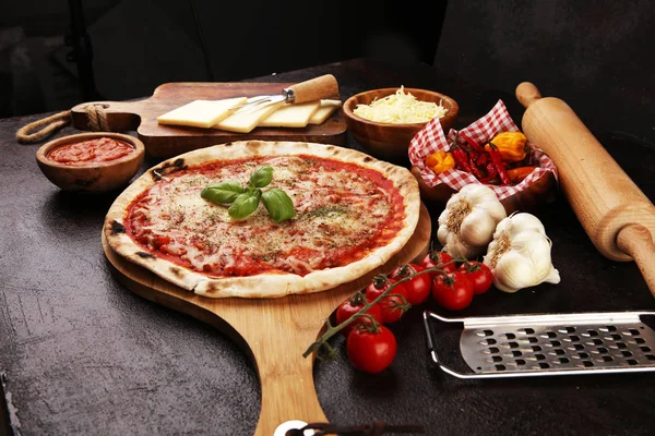 Піца з помідорами, сир моцарелла, базил. Смачний італіан — стокове фото