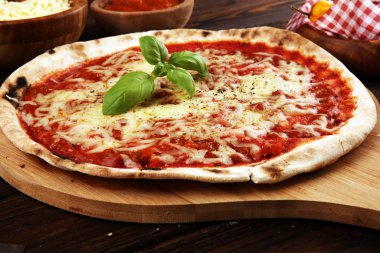 Domatesli pizza, mozarella peyniri, fesleğen. Lezzetli İtalyan.