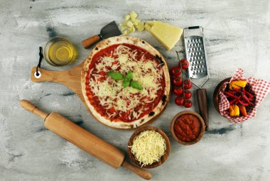 Domatesli pizza, mozarella peyniri, fesleğen. Lezzetli İtalyan.