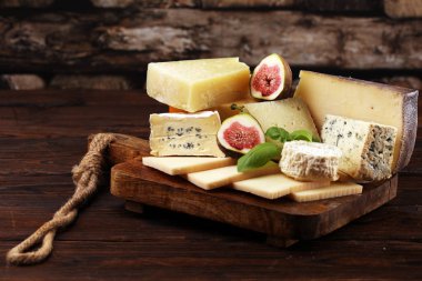Farklı peynir çeşitleri. Farklı peynirli peynir tabağı. 