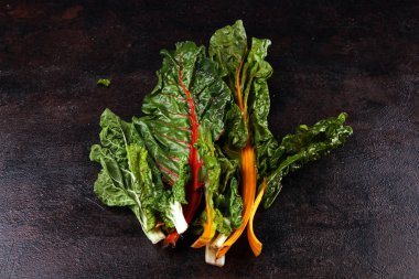 organik İsviçre pazarı sarı, pembe kırmızı ve yeşil. gökkuşağı pazarı