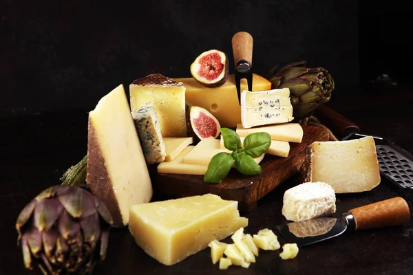 Different sorts of cheese. Cheese platter with different cheese — Stock Photo, Image