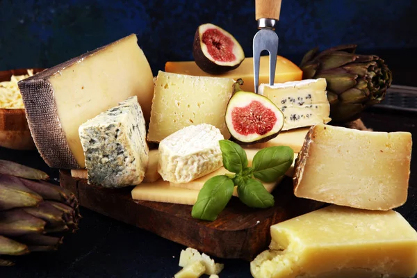 Différentes sortes de fromage. Plateau de fromage avec différents fromages — Photo