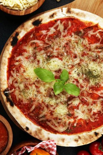 Pizza com tomate, queijo mussarela, manjericão. Delicioso italiano — Fotografia de Stock