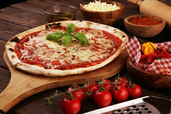 Pizza mit Tomaten, Mozzarella, Basilikum. lecker italienisch — Stockfoto