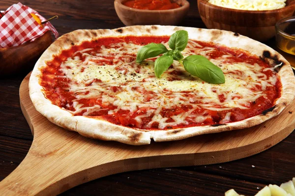 Pizza com tomate, queijo mussarela, manjericão. Delicioso italiano — Fotografia de Stock
