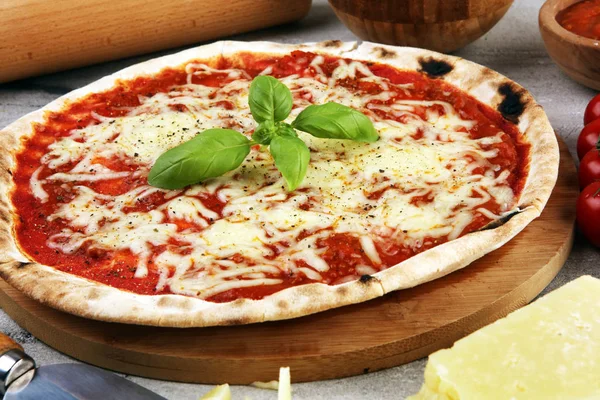 Pizza mit Tomaten, Mozzarella, Basilikum. lecker italienisch — Stockfoto