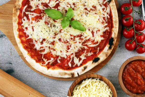 Pizza com tomate, queijo mussarela, manjericão. Delicioso italiano — Fotografia de Stock