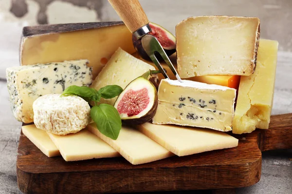 Different sorts of cheese. Cheese platter with different cheese — Stock Photo, Image