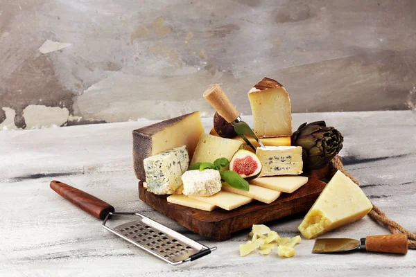 Different sorts of cheese. Cheese platter with different cheese — Stock Photo, Image