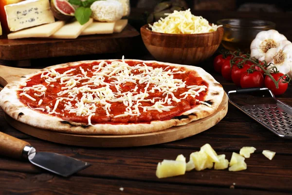 Pizza mit Tomaten, Mozzarella, Basilikum. lecker italienisch — Stockfoto