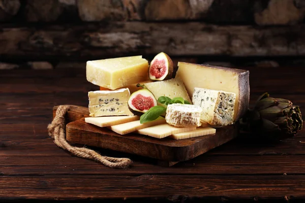 Different sorts of cheese. Cheese platter with different cheese — Stock Photo, Image