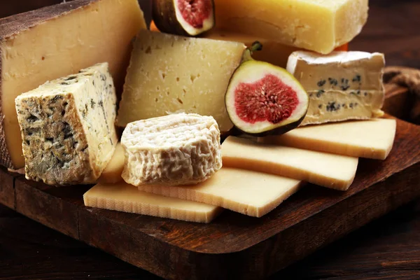 Різні види сиру. Сирна тарілка з різними сирами — стокове фото