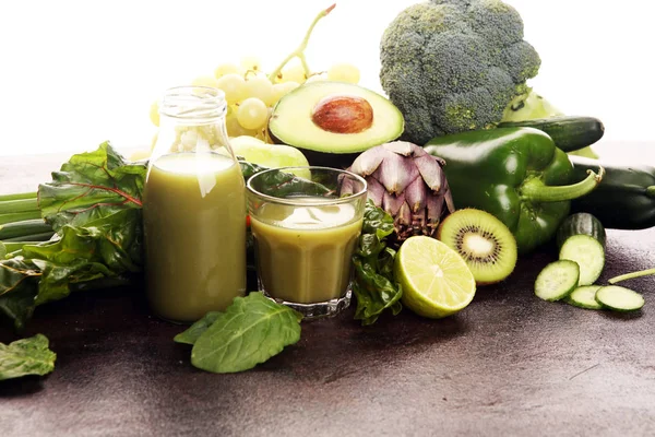 Zdravý zelený smoothie a ingredience - detox a dieta pro léčení — Stock fotografie