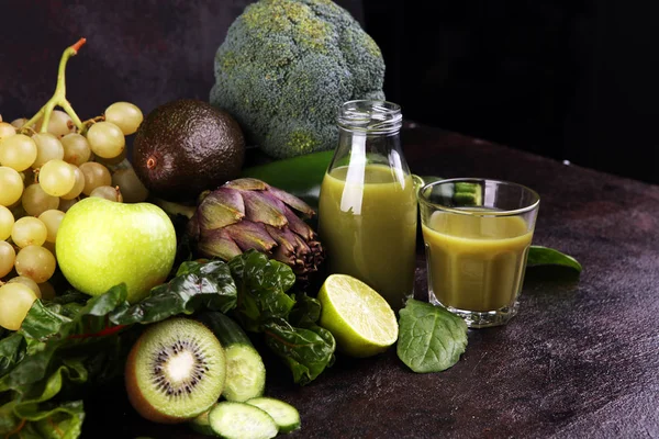 Zdravý zelený smoothie a ingredience - detox a dieta pro léčení — Stock fotografie