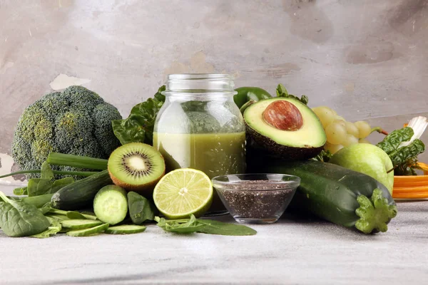 Healthy green smoothie and ingredients - detox and diet for heal — Stock Photo, Image