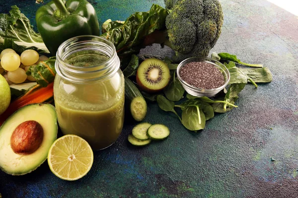 Zdravý zelený smoothie a ingredience - detox a dieta pro léčení — Stock fotografie