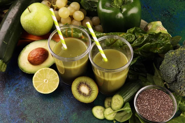 Smoothie verde saludable e ingredientes - desintoxicación y dieta para curar — Foto de Stock